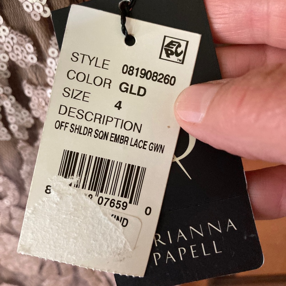 Stunning Adrianna Papell evening gown size 4. - Picture 5 of 8